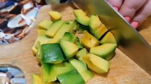 Салат с красной рыбкой, авокадо и свеж огурцом.