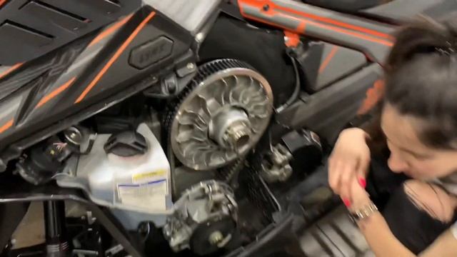 Проверка и регулировка натяжения ремня вариатора и цепи на Lynx Boondocker. Девушкой впервые. смотреть онлайн