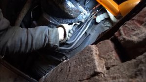 Москвич. Москвич 408 ИЭ. Знакомство с москвичём. Помпа, тормозная жидкОСТЬ. День 2. Часть 7.