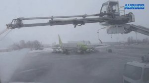 Москва. Как моют обледеневшие крылья самолетов зимой в лютый мороз