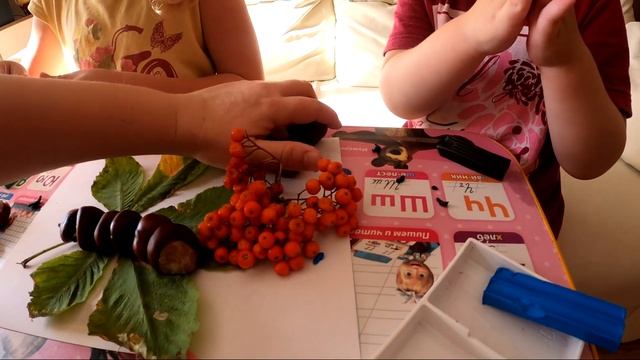 Вика и Оля делают, самостоятельно, поделка в садик. гусеница и рябина. смотреть онлайн