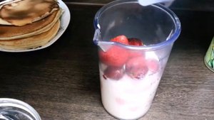 Молочный коктейль с клубникой и мороженым