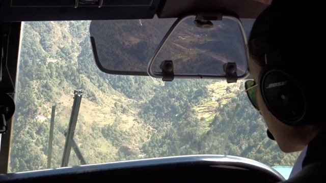 Приземление самолёта в экстремальном аэропорту Лукла, вид из кабины пилотов