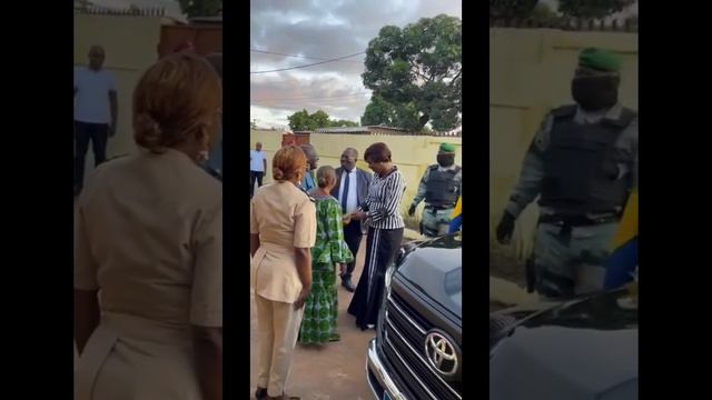 Zita Oligui Nguema en conversation avec la jeune sœur de Jean Ping,éminent homme politique gabonais