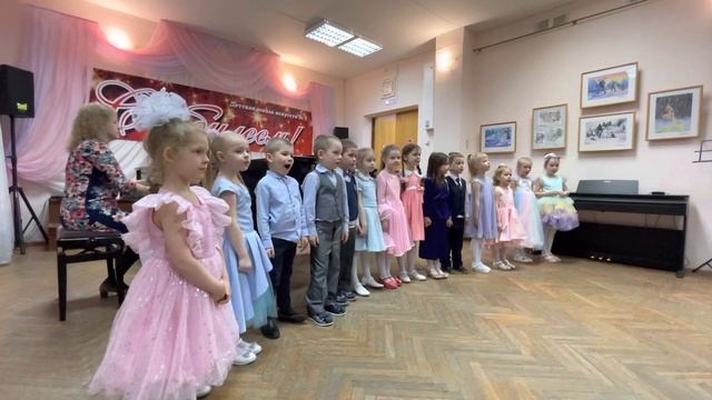 Музыка и слова Качаевой «Бабушке», исполняет дошкольный хор «Звёздочки». смотреть онлайн