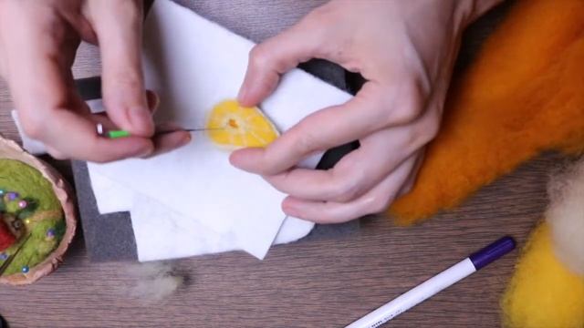 КАК СВАЛЯТЬ БРОШЬ АПЕЛЬСИН из шерсти дома мастер класс  #валяние #сухоеваляние #валяниеизшерсти