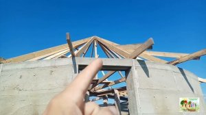 Конусная крыша круглого ЭКО дома из монолитного арболита