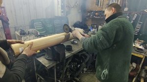 Режем рулон бумаги болгаркой