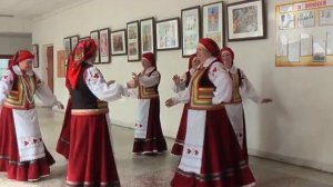 Девка по саду ходила