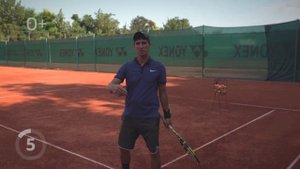 Закрытая стойка слева в большом теннисе.