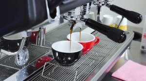 Приготовление кофе на профессиональной кофемашине Nuova Simonelli