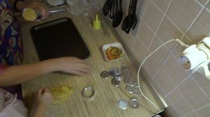 Печенье из шприца с помощницей.