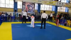 Девчёнки дерутся. Кикбоксинг. Доча в синем шлеме.