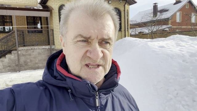 Джили  Монжаро на 80 км/ч вся задрожала, разложила сиденье и предложила чашечку кофе.