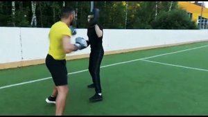 Работа на лапах,тренировки по боксу.