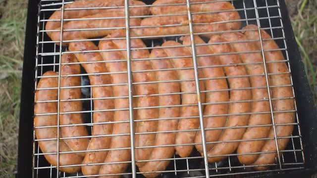 ГОТОВЛЮ ДОМАШНИЕ СВИНО - ГОВЯЖЬИ КОЛБАСКИ _ КУПАТЫ НА РЕШЕТКЕ НА КОСТРЕ смотреть онлайн