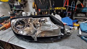 Skoda Rapid. Восстановление стёкол лаком и установка лазерных линз Aozoom Laser BI-LED Gen5