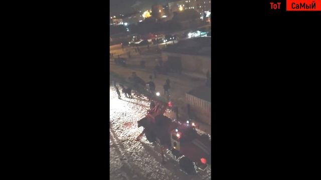 На Урале "бабушка-паук" бегала от полиции по балконам и угрожала взорвать дом смотреть онлайн