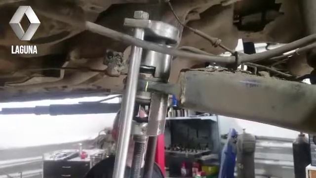 Запресcовка сайлентблока в задней балке RENAULT LAGUNA смотреть онлайн