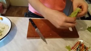 Закуска с плавленого сырка и листьев салат.очень просто и красиво.Быстрая закуска