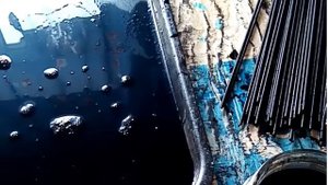 Как закрасить принт на газетных трубочках.