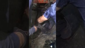 Выбиваем шкворень хино самосвал