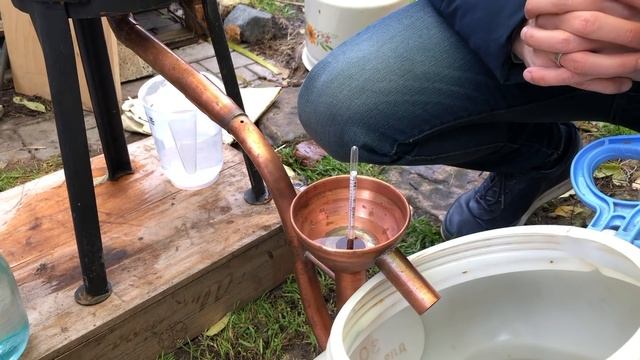 Уличная дробная дистилляция абрикосового сырца на медном аламбике от DES смотреть онлайн