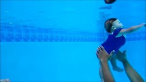 7 месячный малыш плавает под водой