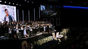 А СЛЕЗЫ КАК БУДТО РОСИНКИ | хор молодёжи поёт на прощальном служении с Рувимом Стуковым