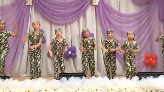 современный танец солдаты, танцуют красавицы девочки