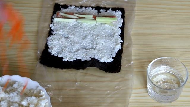 РОЛЛЫ С КРАСНОЙ РЫБОЙ, ОГУРЦОМ И ОСТРОЙ МАРКОВКОЙ!