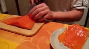 Нарезаем рыбу для ролла "Филадельфия"