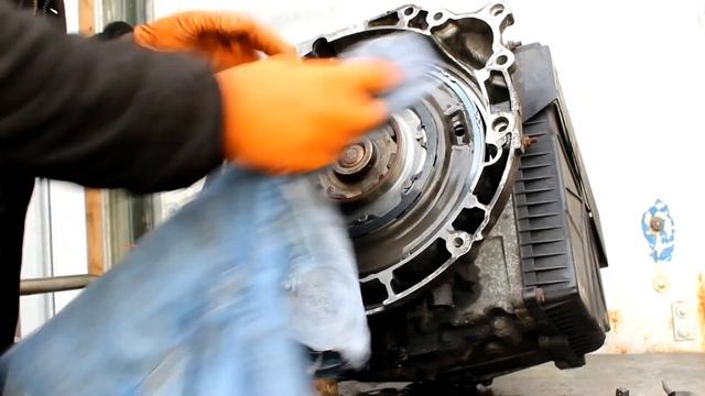 Ford 2.0 L diesel powershift gearbox oil leak ( oil pan seal replaced ) how to do. смотреть онлайн