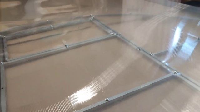 2.Прикручиваем лист к торцу на кровельные саморезы. -2 часть.Обшивка торца теплицы смотреть онлайн