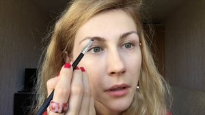 КАК ДЕВУШКИ КРАСЯТ БРОВИ