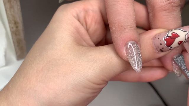 Градиент светоотражающий гель-лак на ногтях. Поднятие клюющего ногтя. Маникюр с дизайном