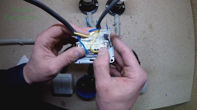 Схема подключения  двухклавишного проходного и перекрёстного переключателя с двух и более мест.