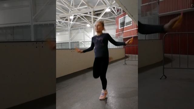 Аришка идёт к своей мечте! Прыжки на скакалке, одно из главных упражнений фигуриста! смотреть онлайн