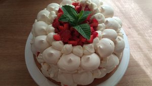 О-о-очень вкусный меренговый домашний торт с клубничным конфи и свежей клубникой