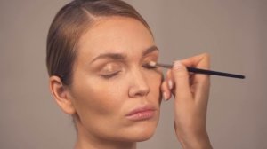 Smoky Eyes в нейтральных оттенках с акцентом на ресницы, фирменный макияж от Ольги Романовой.
