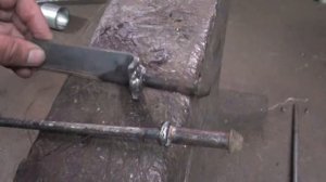 Изготовление новых креплений глушителя на автомобиле Renault Sandero.mp4