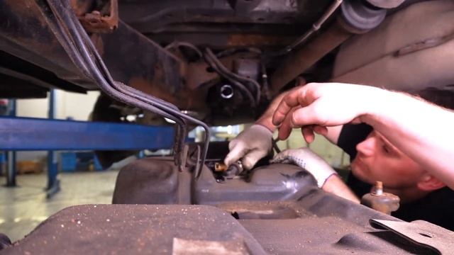 Снятие топливного бака и замена подкачного наноса на Land Rover смотреть онлайн
