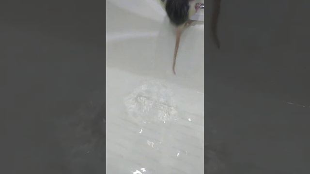 У крыса Миди банный день. Крыса купается в ванной, rat, bathing day. Rat Midy is taking a bath.