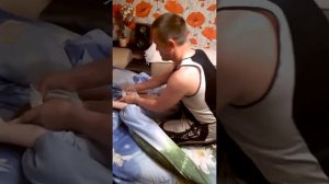 Как папа одевает колготки ребенку