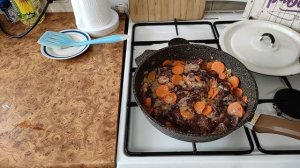 Печень говяжья с луком и морковью на сковороде. 25 минут и готово.