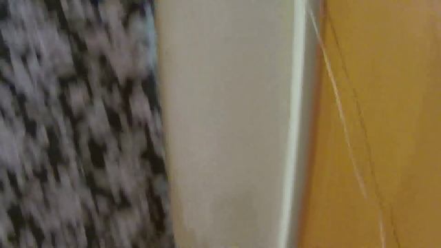 Клеит обои в коридоре