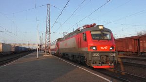 Электровоз ЭП20-008, отправление поезда/EP20-008 electric locomotive, train departing