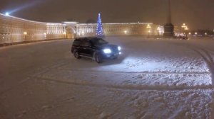 На сноубордах, лыжах и лошадях по центру Санкт-Петербурга