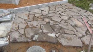 тротуарная плитка 30х30. Монтаж отмостки дома,укладка дикого камня и облицовки. ВИДЕО 3