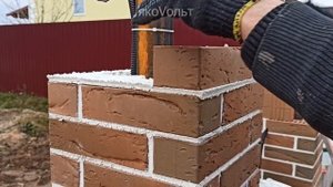Процесс кладки столбов из кирпича для забора